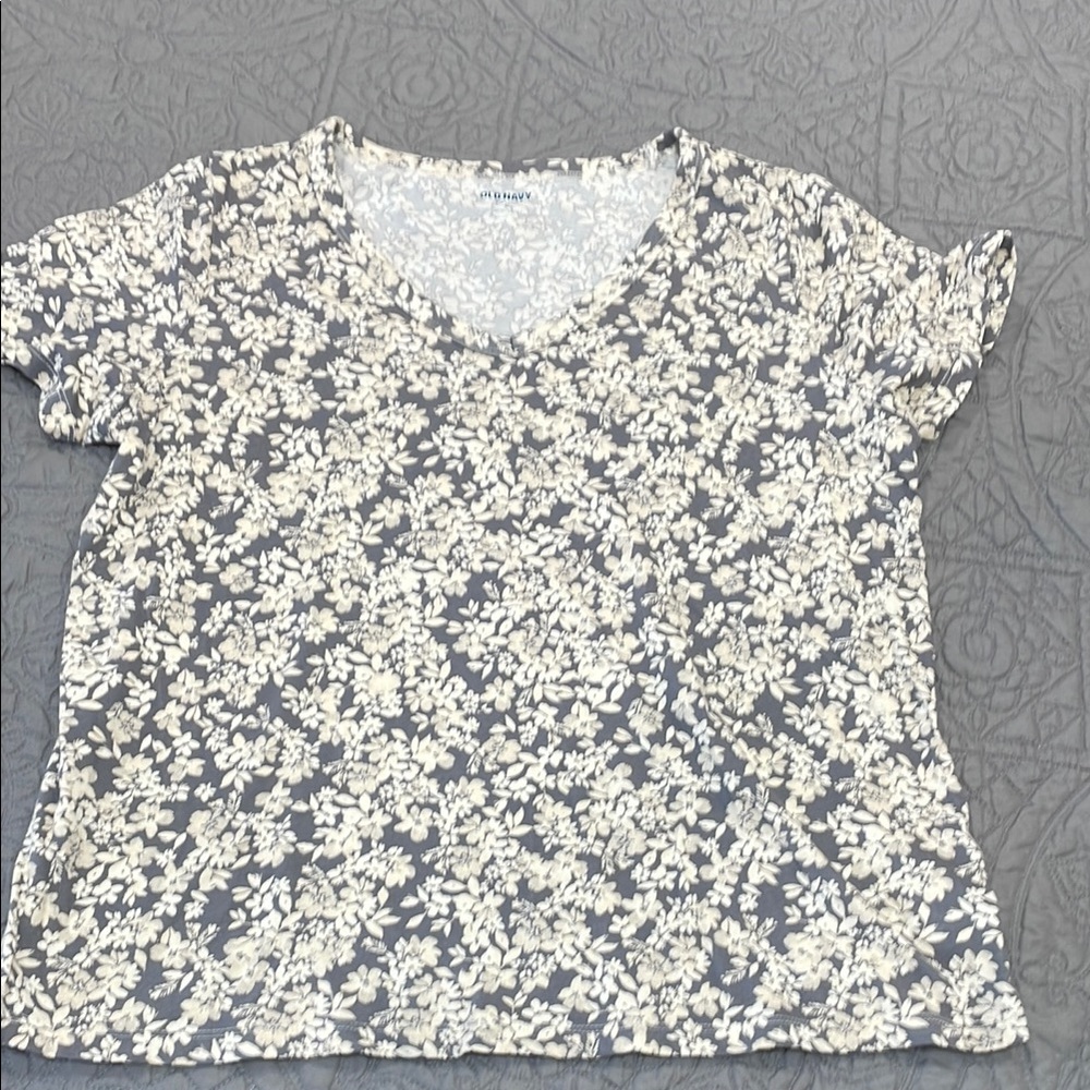 *3 for $10* Old Navy gray floral T-shirt M